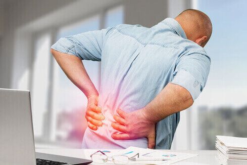 Dor nas costas aguda devido a esforço excessivo ou lesão