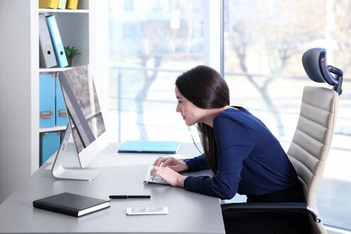 Para evitar dores nas costas durante o trabalho sedentário de escritório, é necessário fazer pausas